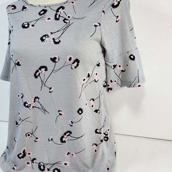 Jessica Simpson Short Sleeve Floral Blouse - Picture 4 of 8